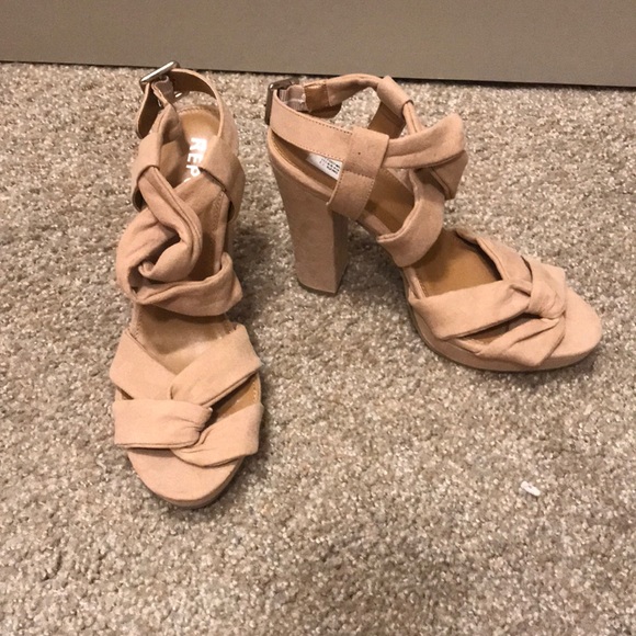 Cute Nude Heels - Picture 1 of 4